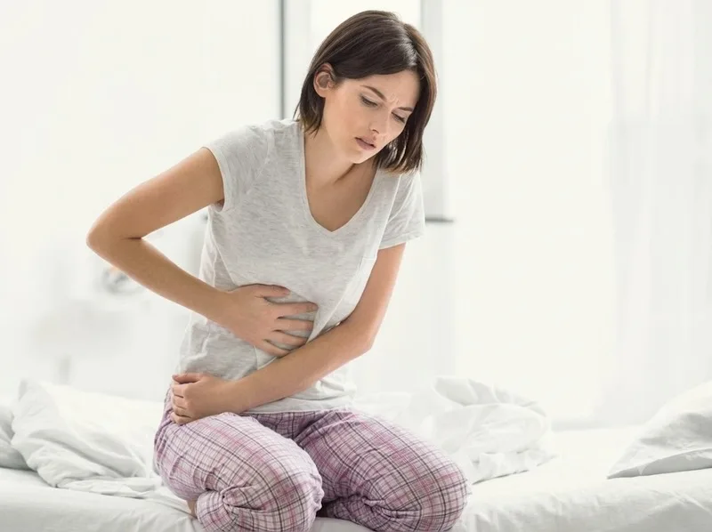 Đau bụng nhiều, nôn liên tục và lừ đừ là dấu hiệu cần đi viện ngay.