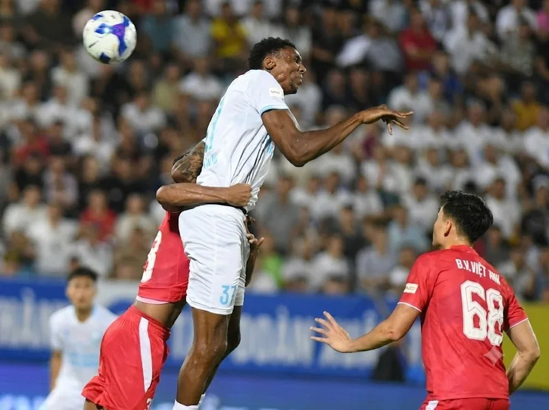 Kyle Hudlin cao 2,06 m, từng thi đấu cho Thép Xanh Nam Định