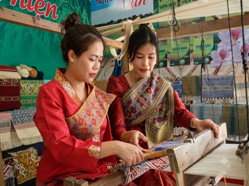 Trang phục truyền thống Lào gắn liền với nghề dệt thủ công
