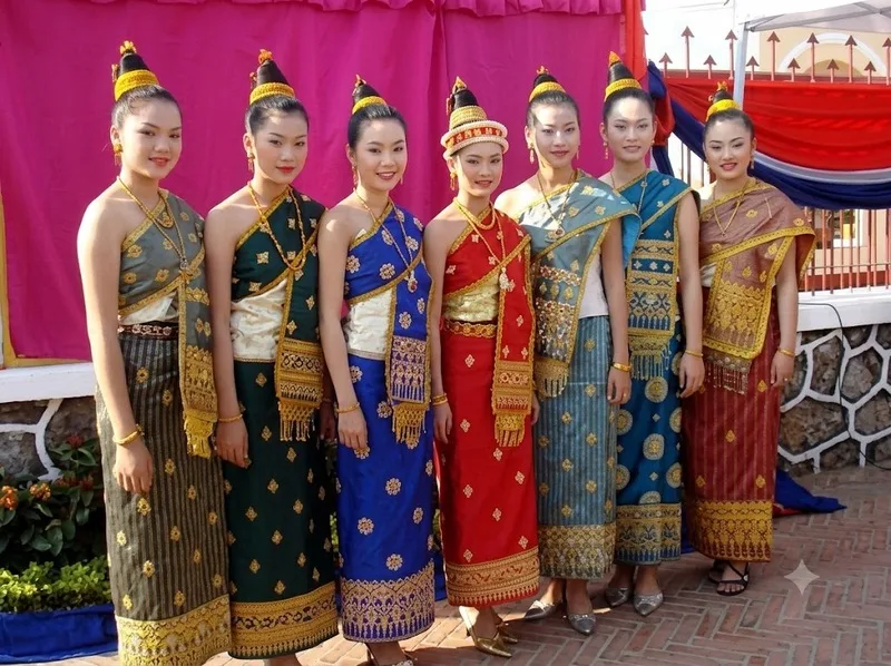Sinh và pha biang tạo nên vẻ đẹp trang phục nữ truyền thống Lào